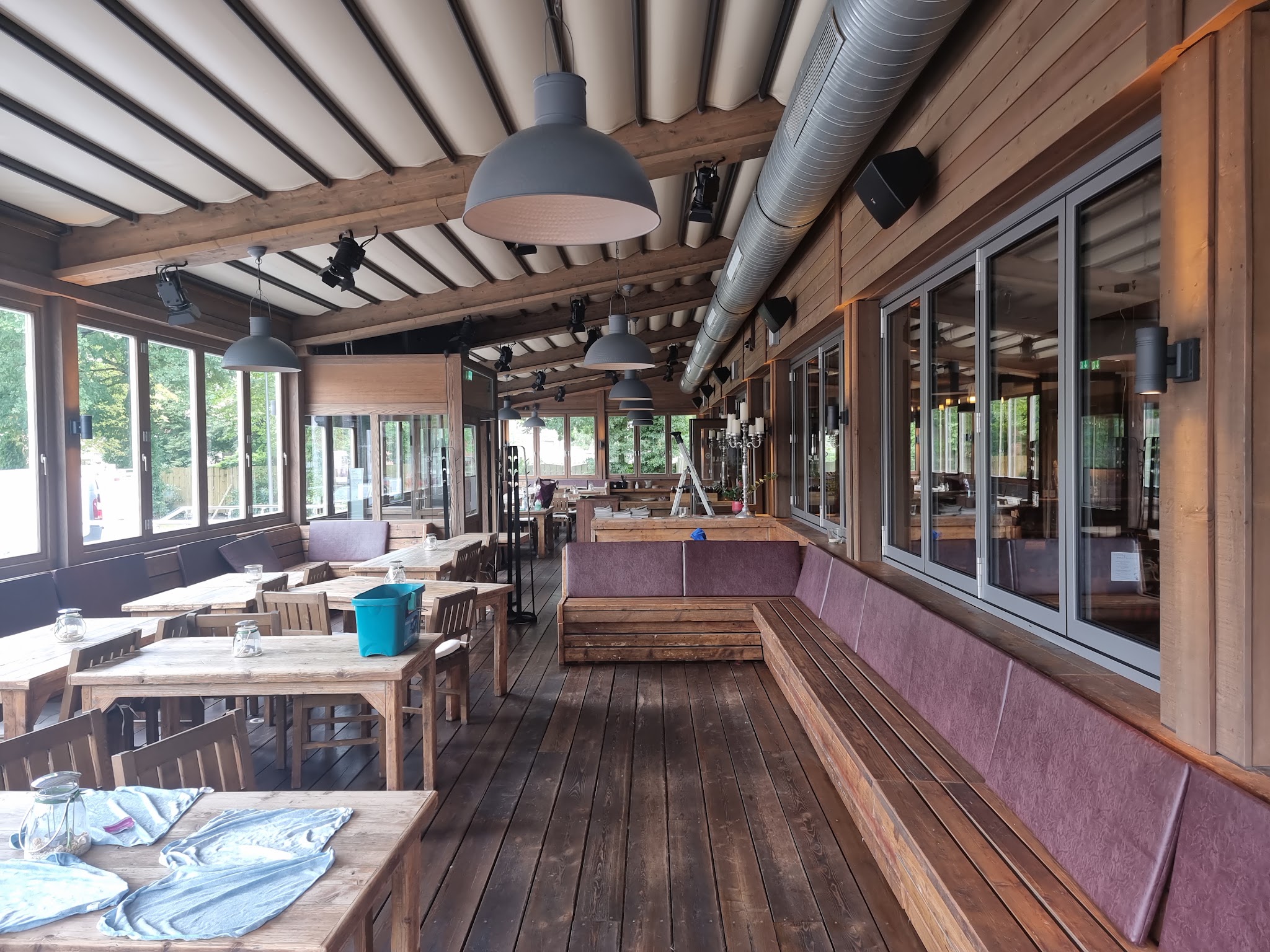 Overdekt terras van een restaurant met schone glazen wanden