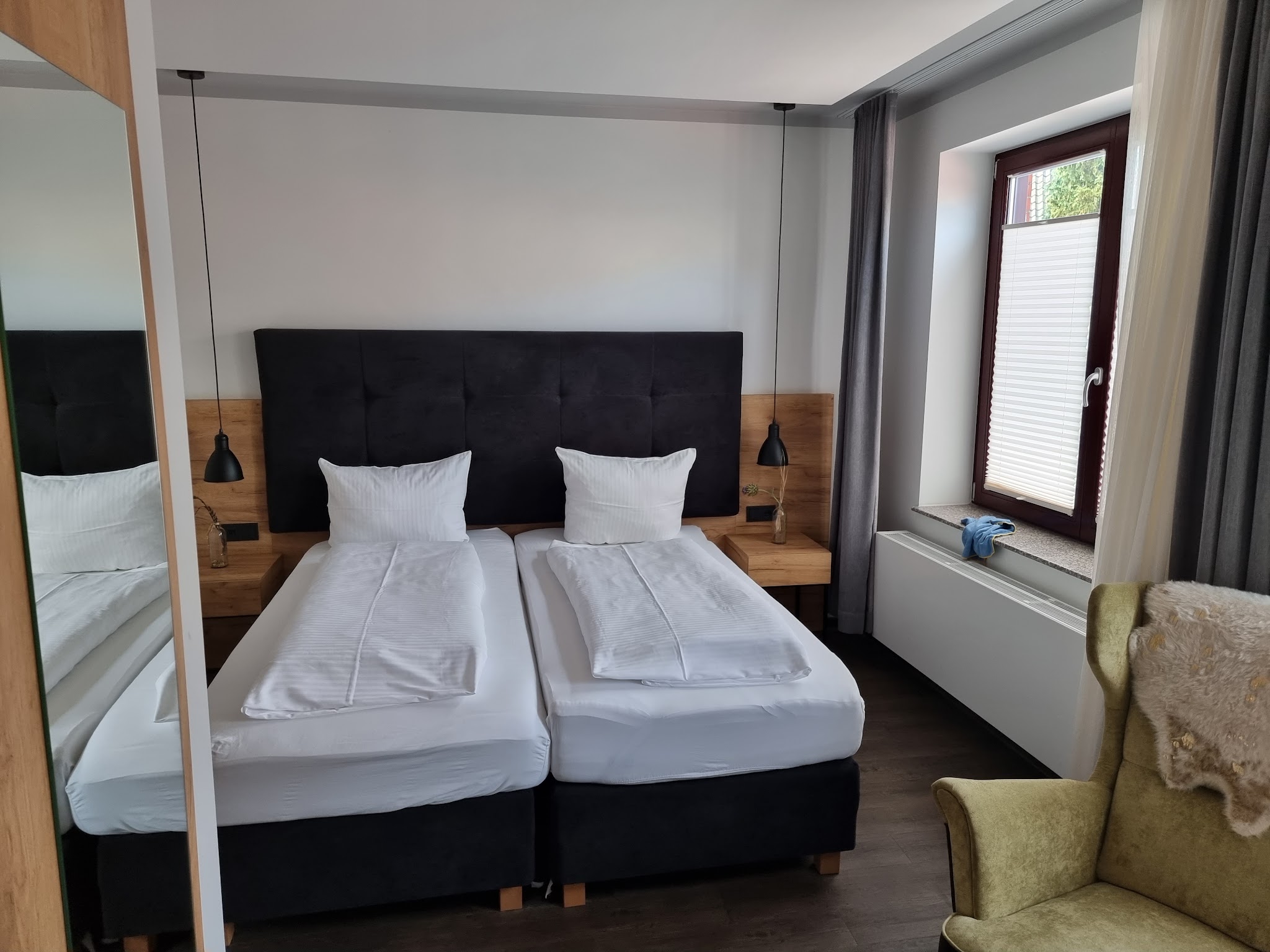 Hotelkamer met strak opgemaakte bedden