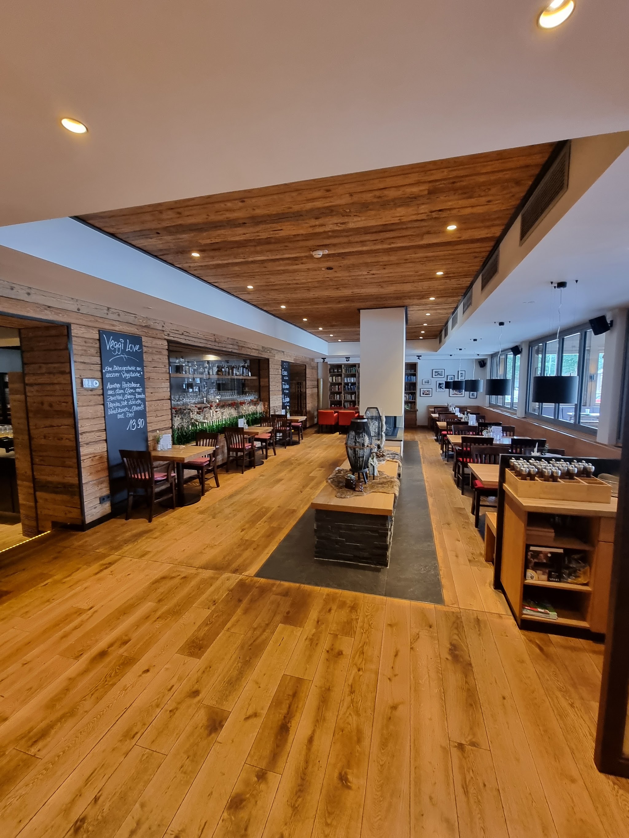 Schoon en opgeruimd restaurantinterieur met eikenhouten vloer