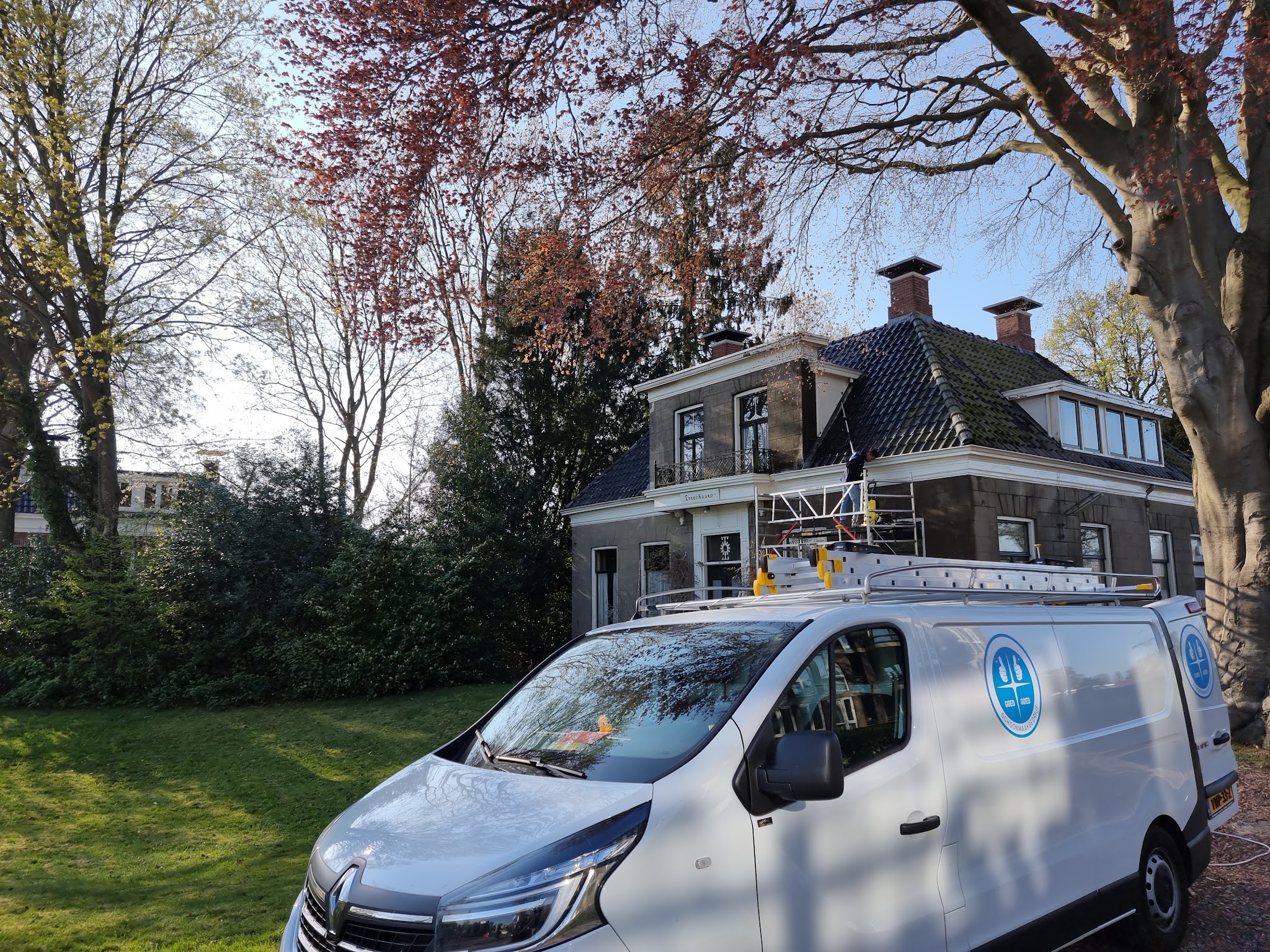 Bedrijfsbus van Goed Goed Schoonmaakbedrijf voor een monumentale villa waar de ramen worden gewassen