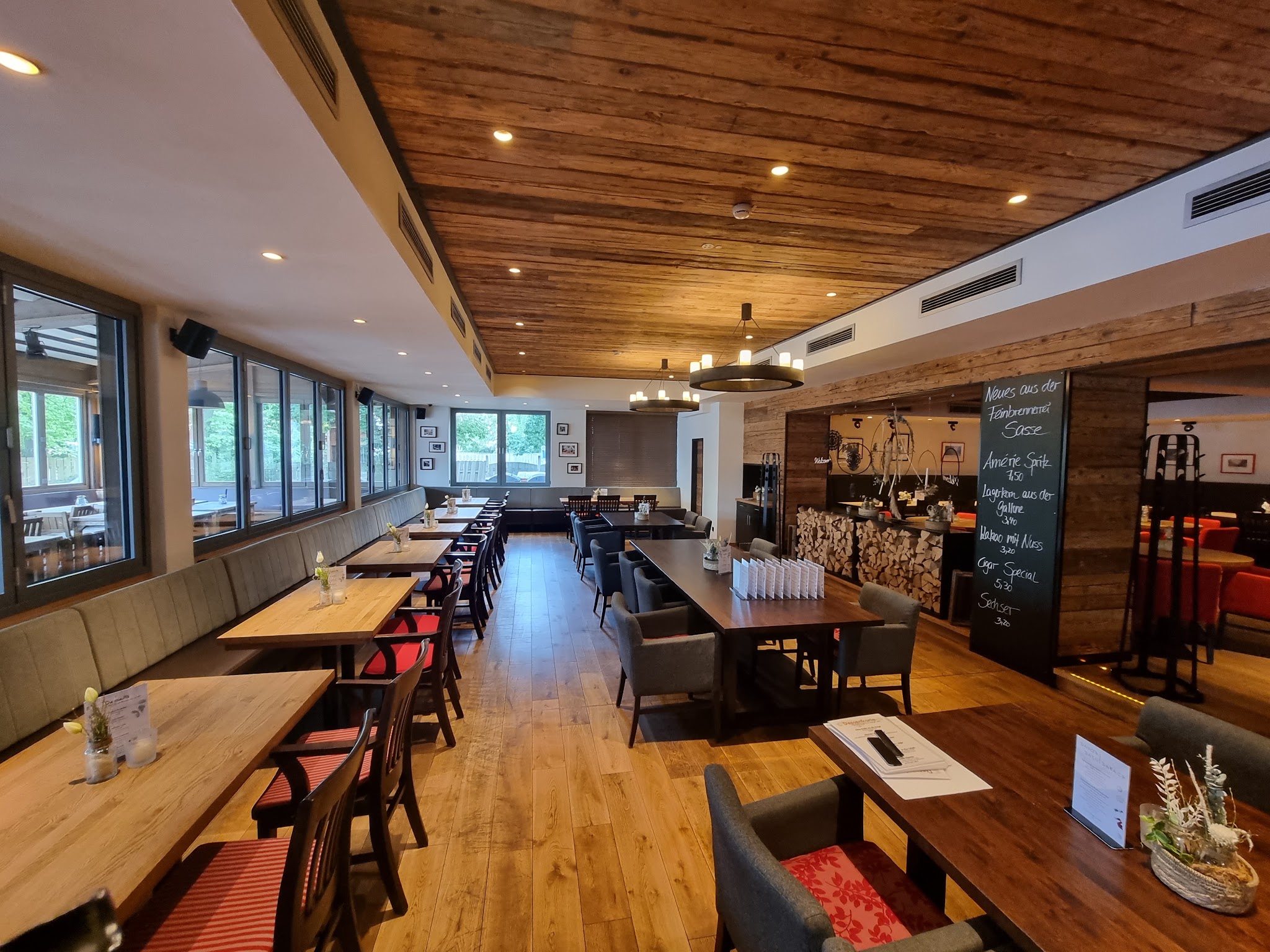 Schoon restaurant met lange houten tafels
