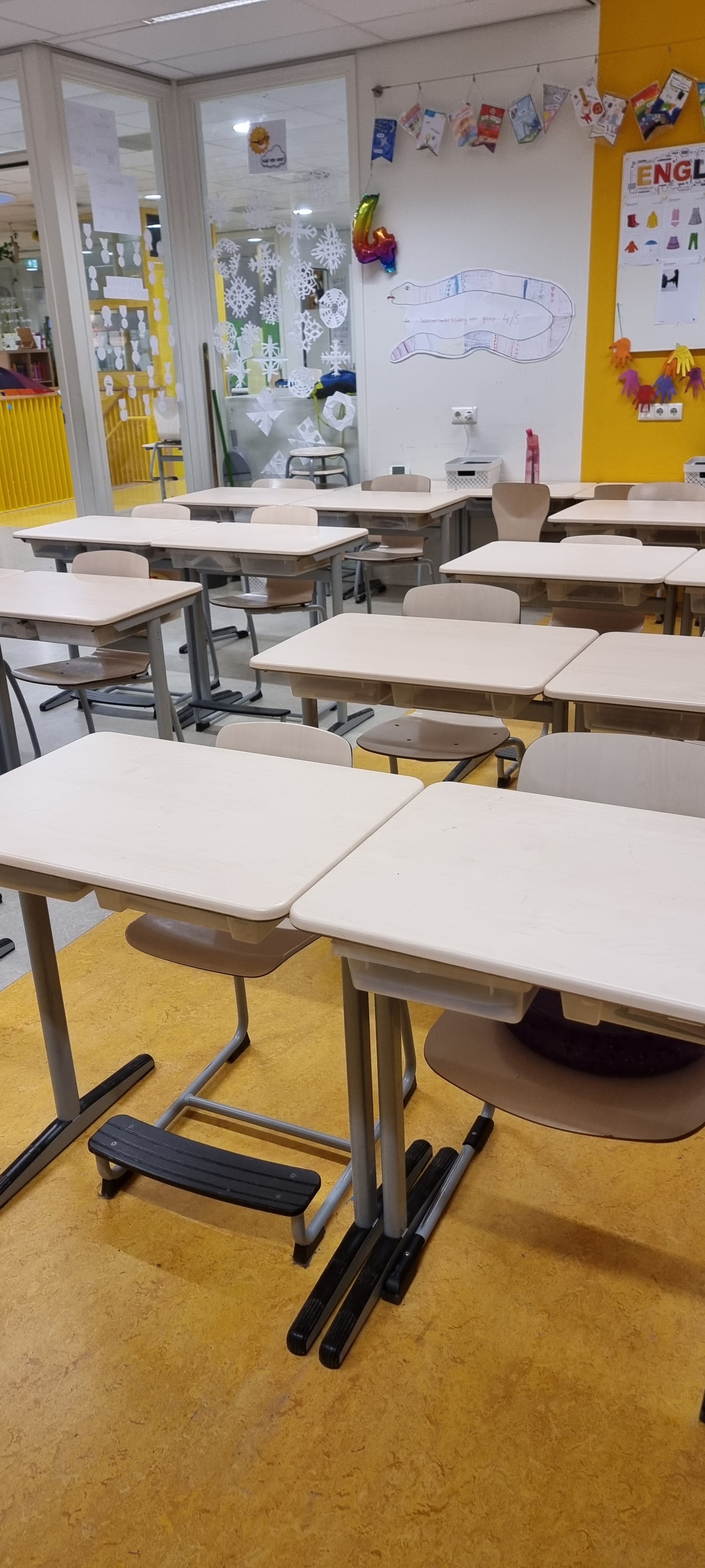 Opgeruimd en schoon klaslokaal met tafels en stoelen