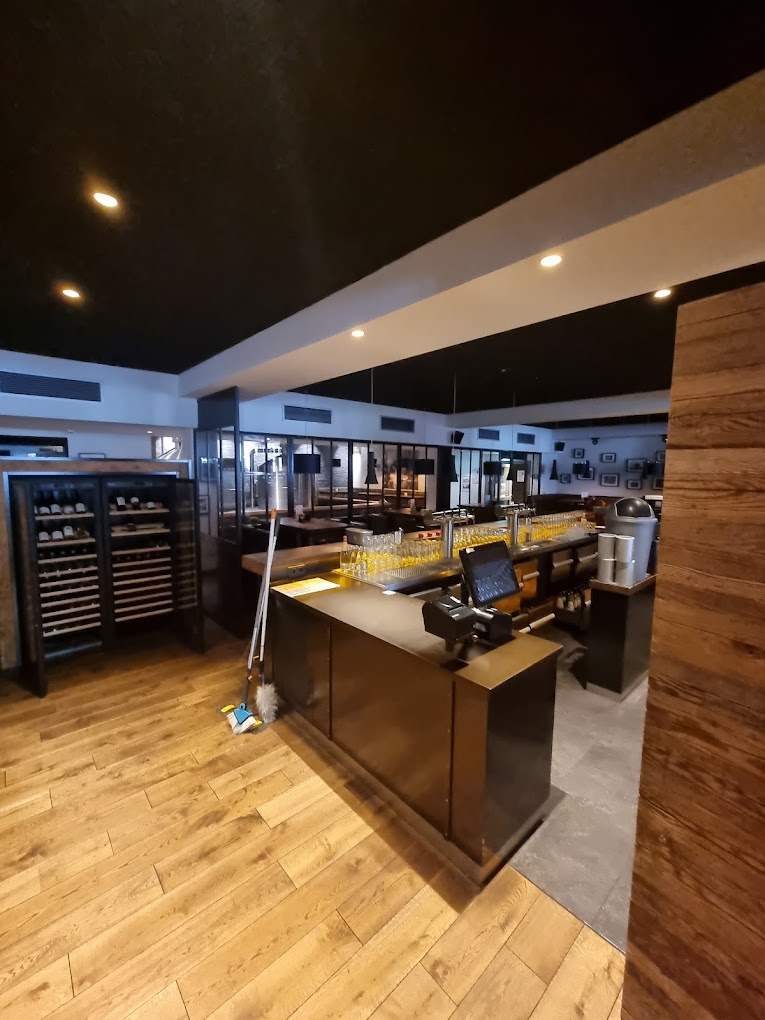 Bar van een restaurant met pas gedweilde houten vloer