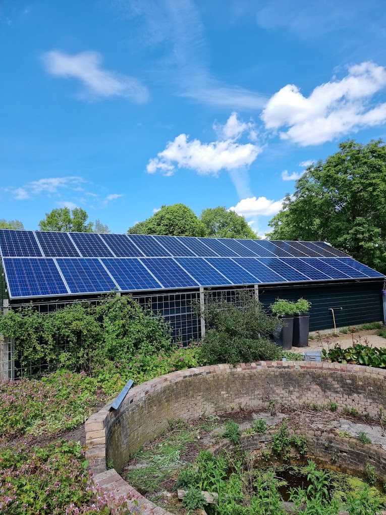 Gereinigde zonnepanelen op een tuinoverkapping
