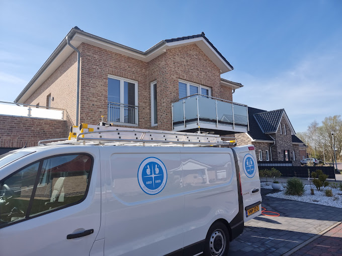 Bedrijfsbus van Goed Goed Schoonmaakbedrijf met ladders voor een woning