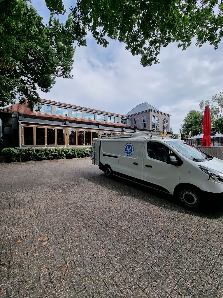 Bedrijfsbus van Goed Goed Schoonmaakbedrijf op een binnenplein